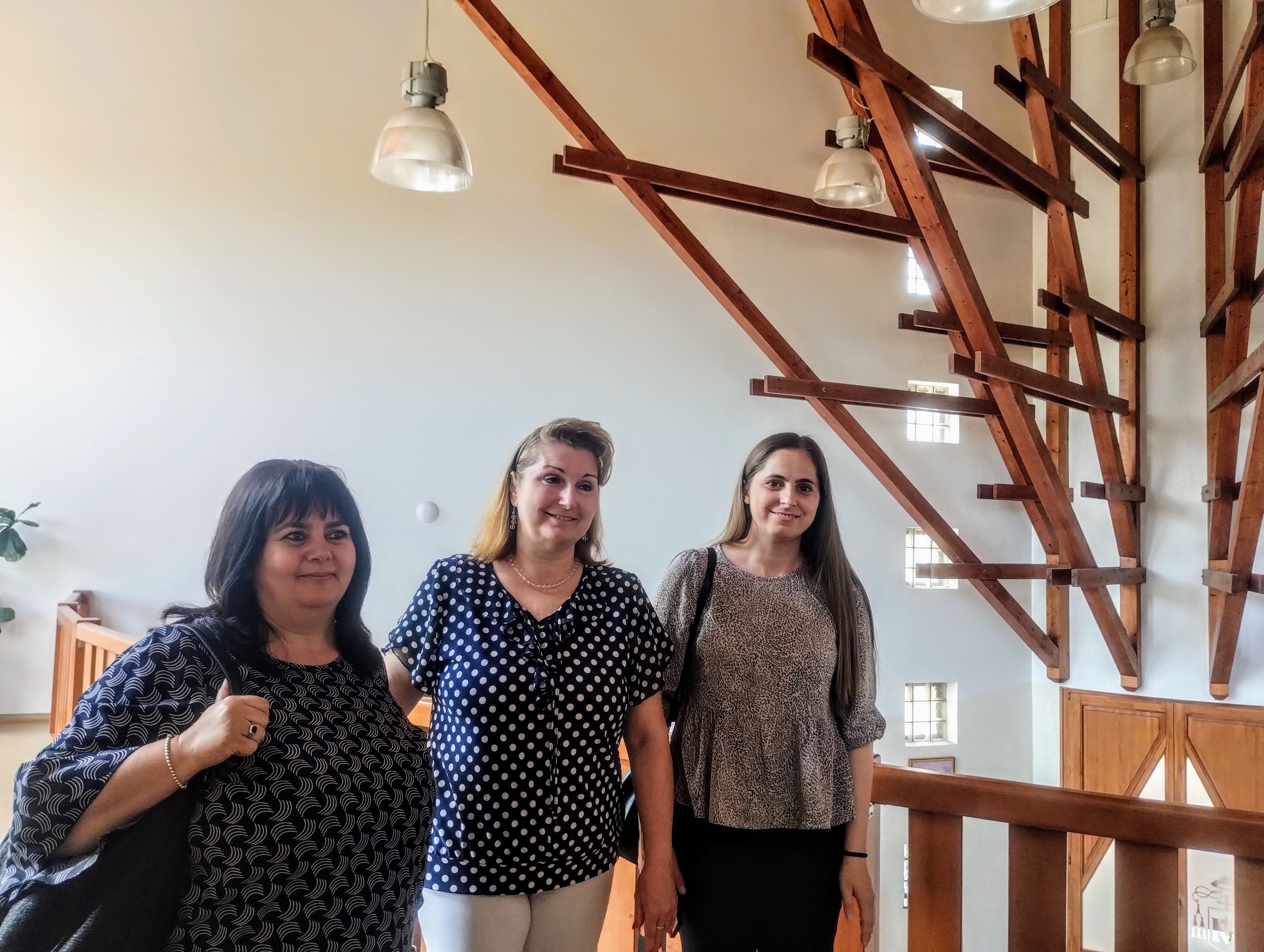 Cadrele didactice sunt primite de directoarea scolii